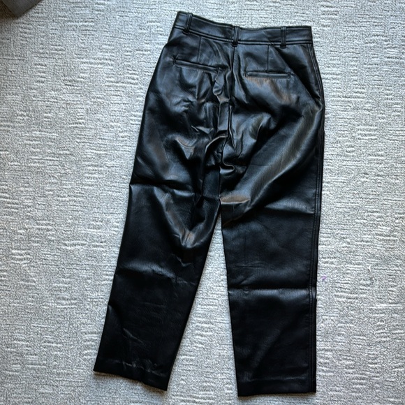 Aritzia Command Cropped Pant, black, size 6 - Picture 9 of 9